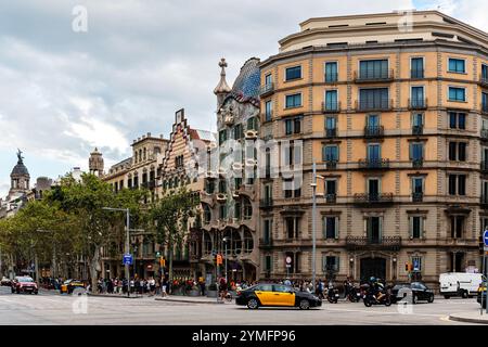 Barcelona, Spanien, 4. September: Blick auf ein extravagantes Wohngebäude mit drachenförmigem Dach (Casa Batlló) des Architekten Antoni Gaudi im c Stockfoto