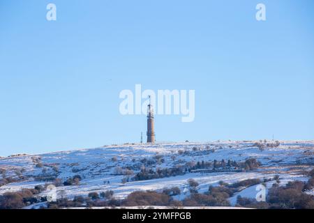 Der Funkmast des BT-Telekommunikationsturms auf dem Croker Hill Sutton Common in der Nähe des Macclesfield Cheshire Peak, England in einer schneebedeckten Landschaft Stockfoto