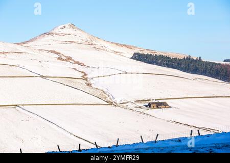 Shutlingsloe Hill in einer schneebedeckten Winterlandschaft des Cheshire Peak District mit einem einsamen Bauernhaus Stockfoto