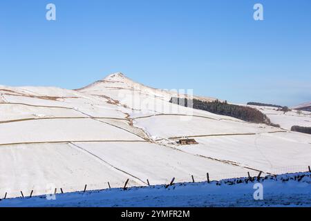 Shutlingsloe Hill in einer schneebedeckten Winterlandschaft des Cheshire Peak District mit einem einsamen Bauernhaus Stockfoto