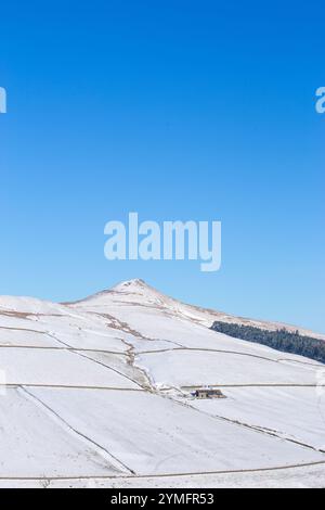 Shutlingsloe Hill in einer schneebedeckten Winterlandschaft des Cheshire Peak District mit einem einsamen Bauernhaus Stockfoto