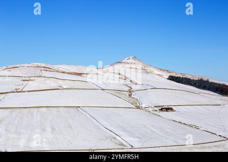 Shutlingsloe Hill in einer schneebedeckten Winterlandschaft des Cheshire Peak District mit einem einsamen Bauernhaus Stockfoto