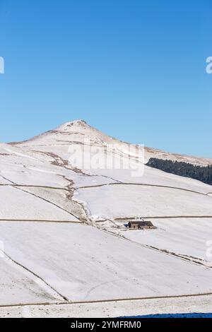 Shutlingsloe Hill in einer schneebedeckten Winterlandschaft des Cheshire Peak District mit einem einsamen Bauernhaus Stockfoto