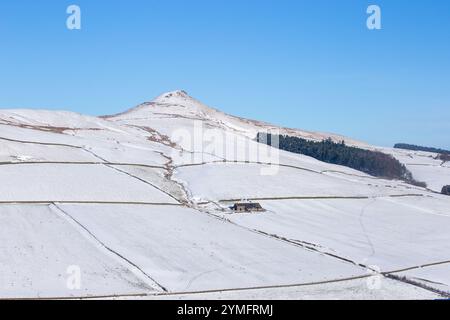 Shutlingsloe Hill in einer schneebedeckten Winterlandschaft des Cheshire Peak District mit einem einsamen Bauernhaus Stockfoto