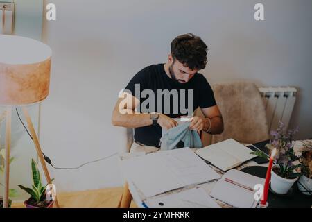 Student organisiert Studienmaterialien am Arbeitsplatz zu Hause Stockfoto