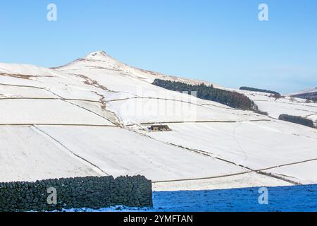 Shutlingsloe Hill in einer schneebedeckten Winterlandschaft des Cheshire Peak District mit einem einsamen Bauernhaus Stockfoto