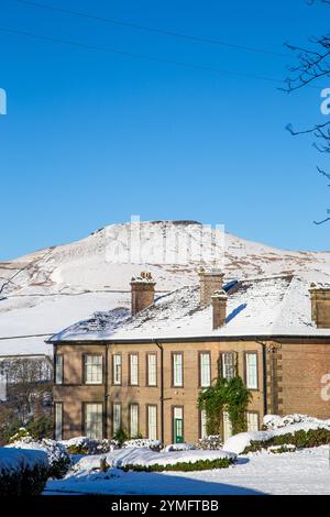 Crag Hall ein Landhaus im Dorf Wildboarclough, Cheshire, England, im Besitz des Earl of Derby mit schneebedecktem Shutlingsloe-Hügel dahinter Stockfoto