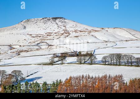 Schneebedeckte Landschaft des Shutlingsloe Hill nach einem Winterschneesturm, gesehen von Wildboarclough im Cheshire English Peak District Stockfoto