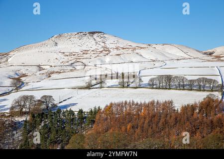 Schneebedeckte Landschaft des Shutlingsloe Hill nach einem Winterschneesturm, gesehen von Wildboarclough im Cheshire English Peak District Stockfoto