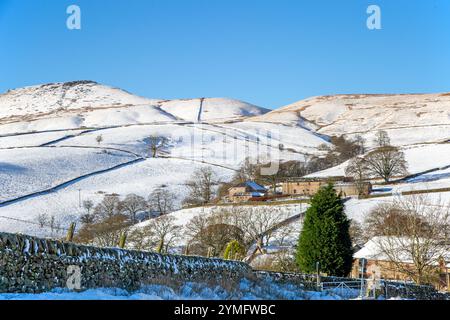 Schneebedeckte Landschaft des Shutlingsloe Hill nach einem Winterschneesturm, gesehen von Wildboarclough im Cheshire English Peak District Stockfoto