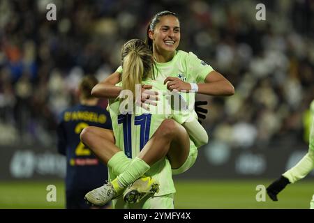 Wien, Österreich. November 2024. WIEN, ÖSTERREICH - 21. NOVEMBER: Alexia Putellas (FC Barcelona FemenÌ) feiert ihr Tor für 4:0 mit ihrer Teamkollegin Francisca Nazareth (FC Barcelona FemenÌ) während des UEFA Womenís Champions League-Spiels zwischen SKN St. Poelten Frauen und FC Barcelona Femeni am 21. November 2024 in Wien.241121 SEPAMedia 09 018 - 20241121 PD10481 Credit: APA-PictureDesk/Alamy Live News Stockfoto