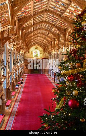 Windsor Castle, Großbritannien 21. November 2024. Die Besucher der State Apartments von Windsor Castle werden von prächtigen Weihnachtsvorführungen begrüßt. Das Highlight der diesjährigen Ausstellung sind die 20 Fuß hohe Nordmann-Tanne in der St. George's Hall und ein wunderschön dekorierter Weihnachtsbaum im Crimson Drawing Room Stockfoto