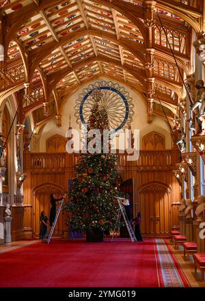 Windsor Castle, Großbritannien 21. November 2024. Die Besucher der State Apartments von Windsor Castle werden von prächtigen Weihnachtsvorführungen begrüßt. Das Highlight der diesjährigen Ausstellung sind die 20 Fuß hohe Nordmann-Tanne in der St. George's Hall und ein wunderschön dekorierter Weihnachtsbaum im Crimson Drawing Room Stockfoto