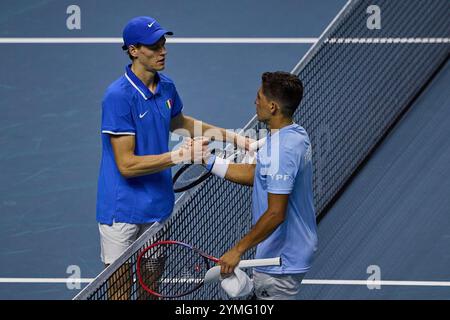 Malaga, Malaga, Spanien. November 2024. Jannik Sinner aus Italien, Sebastian Baez aus Argentinien, schüttelt sich nach matchpoint während des DAVIS CUP FINALS 2024 die Hände - Finale 8 - Herren Tennis (Foto: © Mathias Schulz/ZUMA Press Wire) NUR REDAKTIONELLE VERWENDUNG! Nicht für kommerzielle ZWECKE! Stockfoto