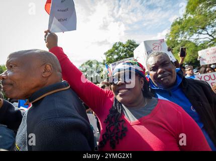 September 2024. Boston, MA. Mehr als 150 Menschen versammelten sich am Boston Common Tuesday am „The Embrace“-Denkmal, um Unterstützung für die haitianischen Gemeinden zu zeigen Stockfoto