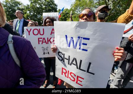 September 2024. Boston, MA. Mehr als 150 Menschen versammelten sich am Boston Common Tuesday am „The Embrace“-Denkmal, um Unterstützung für die haitianischen Gemeinden zu zeigen Stockfoto
