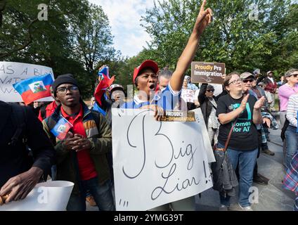 September 2024. Boston, MA. Mehr als 150 Menschen versammelten sich am Boston Common Tuesday am „The Embrace“-Denkmal, um Unterstützung für die haitianischen Gemeinden zu zeigen Stockfoto