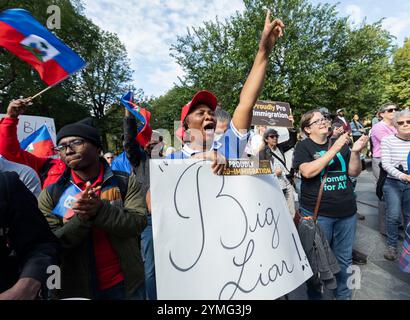 September 2024. Boston, MA. Mehr als 150 Menschen versammelten sich am Boston Common Tuesday am „The Embrace“-Denkmal, um Unterstützung für die haitianischen Gemeinden zu zeigen Stockfoto