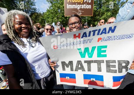 September 2024. Boston, MA. Mehr als 150 Menschen versammelten sich am Boston Common Tuesday am „The Embrace“-Denkmal, um Unterstützung für die haitianischen Gemeinden zu zeigen Stockfoto