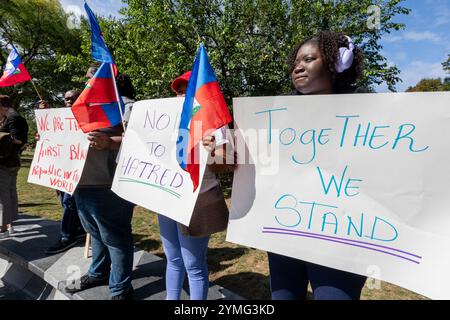 September 2024. Boston, MA. Mehr als 150 Menschen versammelten sich am Boston Common Tuesday am „The Embrace“-Denkmal, um Unterstützung für die haitianischen Gemeinden zu zeigen Stockfoto