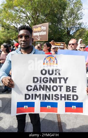 September 2024. Boston, MA. Mehr als 150 Menschen versammelten sich am Boston Common Tuesday am „The Embrace“-Denkmal, um Unterstützung für die haitianischen Gemeinden zu zeigen Stockfoto