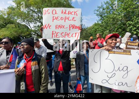 September 2024. Boston, MA. Mehr als 150 Menschen versammelten sich am Boston Common Tuesday am „The Embrace“-Denkmal, um Unterstützung für die haitianischen Gemeinden zu zeigen Stockfoto