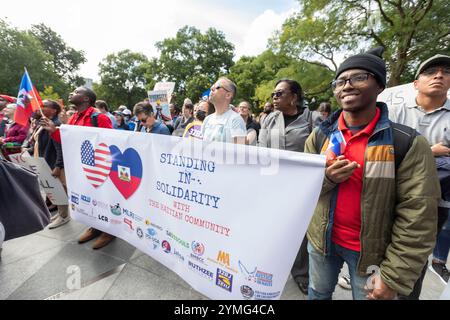 September 2024. Boston, MA. Mehr als 150 Menschen versammelten sich am Boston Common Tuesday am „The Embrace“-Denkmal, um Unterstützung für die haitianischen Gemeinden zu zeigen Stockfoto
