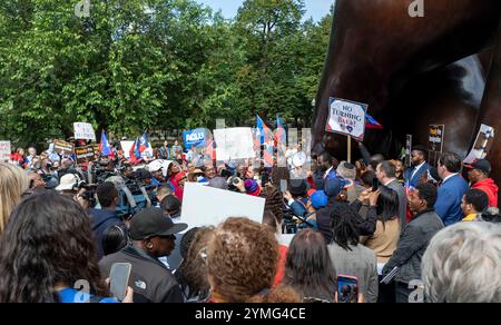 September 2024. Boston, MA. Mehr als 150 Menschen versammelten sich am Boston Common Tuesday am „The Embrace“-Denkmal, um Unterstützung für die haitianischen Gemeinden zu zeigen Stockfoto