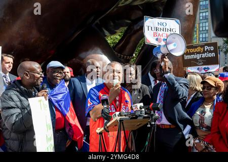 September 2024. Boston, MA. Mehr als 150 Menschen versammelten sich am Boston Common Tuesday am „The Embrace“-Denkmal, um Unterstützung für die haitianischen Gemeinden zu zeigen Stockfoto