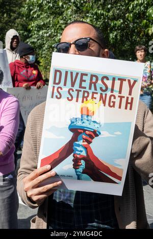 September 2024. Boston, MA. Mehr als 150 Menschen versammelten sich am Boston Common Tuesday am „The Embrace“-Denkmal, um Unterstützung für die haitianischen Gemeinden zu zeigen Stockfoto