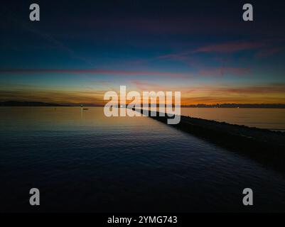 Die großartige Südwand und der Pool betteln den Leuchtturm bei Sonnenaufgang, dublin, irland Stockfoto