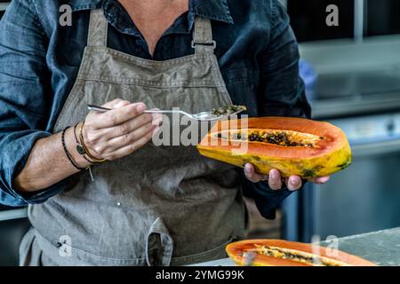 Karibischer Kochworkshop mit Küchenchef Helmi Smeulders. Die Samen der Orangenpapaya, die wie Meerrettich schmecken, sind ebenfalls essbar. Djonora Marthaweg, Willemstad, Curacao, Kòrsou Stockfoto