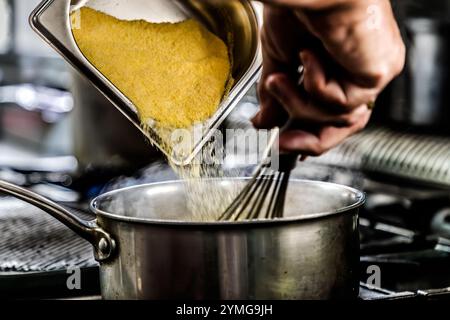 Karibischer Kochworkshop mit Küchenchef Helmi Smeulders. Zubereitung von Polenta, um die Funchi Fries auf Curacao beliebt zu machen. Djonora Marthaweg, Willemstad, Curacao, Kòrsou Stockfoto