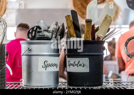 Karibischer Kochworkshop mit Küchenchef Helmi Smeulders. Behälter mit Löffeln und Spateln. Djonora Marthaweg, Willemstad, Curacao, Kòrsou Stockfoto