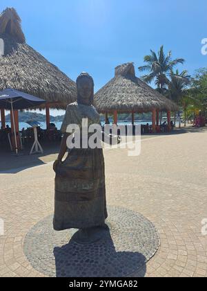 Zihuatanejo, Guerrero, Mexiko - Okt. 30 2023: Skulpturen der Promenade der magischen Stadt Zihuatanejo, Touristenstadt an der Pazifikküste Mexikos Stockfoto