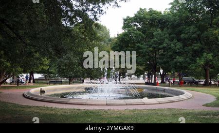 Öffentlicher Brunnen im Lafayette Square Park, Blick in der Abenddämmerung am späten Nachmittag, Washington, DC, USA Stockfoto