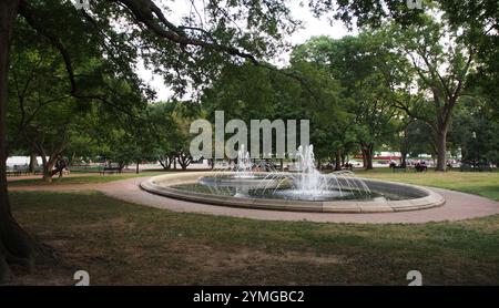 Öffentlicher Brunnen im Lafayette Square Park, Blick in der Abenddämmerung am späten Nachmittag, Washington, DC, USA Stockfoto