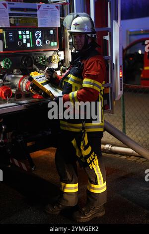 REKORDDATUM NICHT ANGEGEBEN Wilthen - Zimmerbrand ruft Feuerwehr auf den Plan 12.11.2024, 17:30 Uhr Wilthen, Dresdener Straße Fotograf: LausitzNews.de Uhr 12. November 2024 ertönten gegen 17:30 Uhr die Sirenen in und um Wilthen. Anlass war ein gemeldeter Schornsteinbrand, der schnell die Feuerwehr Wilthen auf den Plan rief. Aufgrund der Lage war entschieden, weitere Einsatzkräfte zu alarmieren, da zusätzlich ein Zimmerbrand festgestellt wurde. Ein Trupp der Feuerwehr ging zügig zur Brandbekämpfung über. Während der ersten Maßnahmen stellt man im ersten Obergeschoss fest, dass zwei Personen vermis Stockfoto