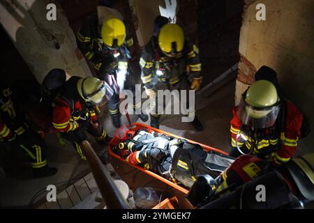 REKORDDATUM NICHT ANGEGEBEN Wilthen - Zimmerbrand ruft Feuerwehr auf den Plan 12.11.2024, 17:30 Uhr Wilthen, Dresdener Straße Fotograf: LausitzNews.de Uhr 12. November 2024 ertönten gegen 17:30 Uhr die Sirenen in und um Wilthen. Anlass war ein gemeldeter Schornsteinbrand, der schnell die Feuerwehr Wilthen auf den Plan rief. Aufgrund der Lage war entschieden, weitere Einsatzkräfte zu alarmieren, da zusätzlich ein Zimmerbrand festgestellt wurde. Ein Trupp der Feuerwehr ging zügig zur Brandbekämpfung über. Während der ersten Maßnahmen stellt man im ersten Obergeschoss fest, dass zwei Personen vermis Stockfoto