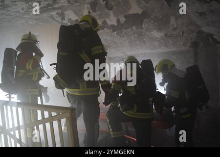 REKORDDATUM NICHT ANGEGEBEN Wilthen - Zimmerbrand ruft Feuerwehr auf den Plan 12.11.2024, 17:30 Uhr Wilthen, Dresdener Straße Fotograf: LausitzNews.de Uhr 12. November 2024 ertönten gegen 17:30 Uhr die Sirenen in und um Wilthen. Anlass war ein gemeldeter Schornsteinbrand, der schnell die Feuerwehr Wilthen auf den Plan rief. Aufgrund der Lage war entschieden, weitere Einsatzkräfte zu alarmieren, da zusätzlich ein Zimmerbrand festgestellt wurde. Ein Trupp der Feuerwehr ging zügig zur Brandbekämpfung über. Während der ersten Maßnahmen stellt man im ersten Obergeschoss fest, dass zwei Personen vermis Stockfoto