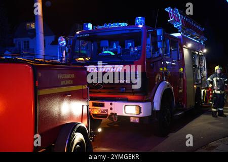 REKORDDATUM NICHT ANGEGEBEN Wilthen - Zimmerbrand ruft Feuerwehr auf den Plan 12.11.2024, 17:30 Uhr Wilthen, Dresdener Straße Fotograf: LausitzNews.de Uhr 12. November 2024 ertönten gegen 17:30 Uhr die Sirenen in und um Wilthen. Anlass war ein gemeldeter Schornsteinbrand, der schnell die Feuerwehr Wilthen auf den Plan rief. Aufgrund der Lage war entschieden, weitere Einsatzkräfte zu alarmieren, da zusätzlich ein Zimmerbrand festgestellt wurde. Ein Trupp der Feuerwehr ging zügig zur Brandbekämpfung über. Während der ersten Maßnahmen stellt man im ersten Obergeschoss fest, dass zwei Personen vermis Stockfoto