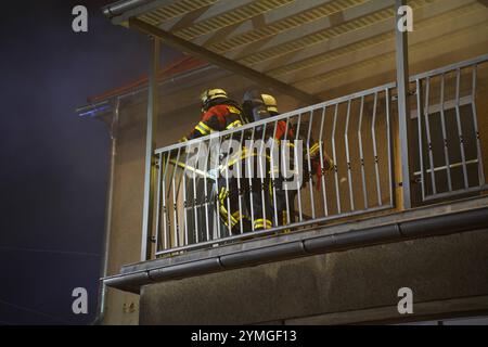 REKORDDATUM NICHT ANGEGEBEN Wilthen - Zimmerbrand ruft Feuerwehr auf den Plan 12.11.2024, 17:30 Uhr Wilthen, Dresdener Straße Fotograf: LausitzNews.de Uhr 12. November 2024 ertönten gegen 17:30 Uhr die Sirenen in und um Wilthen. Anlass war ein gemeldeter Schornsteinbrand, der schnell die Feuerwehr Wilthen auf den Plan rief. Aufgrund der Lage war entschieden, weitere Einsatzkräfte zu alarmieren, da zusätzlich ein Zimmerbrand festgestellt wurde. Ein Trupp der Feuerwehr ging zügig zur Brandbekämpfung über. Während der ersten Maßnahmen stellt man im ersten Obergeschoss fest, dass zwei Personen vermis Stockfoto