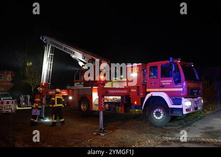 REKORDDATUM NICHT ANGEGEBEN Wilthen - Zimmerbrand ruft Feuerwehr auf den Plan 12.11.2024, 17:30 Uhr Wilthen, Dresdener Straße Fotograf: LausitzNews.de Uhr 12. November 2024 ertönten gegen 17:30 Uhr die Sirenen in und um Wilthen. Anlass war ein gemeldeter Schornsteinbrand, der schnell die Feuerwehr Wilthen auf den Plan rief. Aufgrund der Lage war entschieden, weitere Einsatzkräfte zu alarmieren, da zusätzlich ein Zimmerbrand festgestellt wurde. Ein Trupp der Feuerwehr ging zügig zur Brandbekämpfung über. Während der ersten Maßnahmen stellt man im ersten Obergeschoss fest, dass zwei Personen vermis Stockfoto