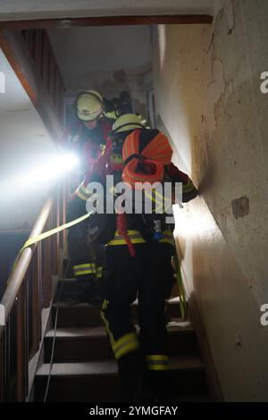 REKORDDATUM NICHT ANGEGEBEN Wilthen - Zimmerbrand ruft Feuerwehr auf den Plan 12.11.2024, 17:30 Uhr Wilthen, Dresdener Straße Fotograf: LausitzNews.de Uhr 12. November 2024 ertönten gegen 17:30 Uhr die Sirenen in und um Wilthen. Anlass war ein gemeldeter Schornsteinbrand, der schnell die Feuerwehr Wilthen auf den Plan rief. Aufgrund der Lage war entschieden, weitere Einsatzkräfte zu alarmieren, da zusätzlich ein Zimmerbrand festgestellt wurde. Ein Trupp der Feuerwehr ging zügig zur Brandbekämpfung über. Während der ersten Maßnahmen stellt man im ersten Obergeschoss fest, dass zwei Personen vermis Stockfoto