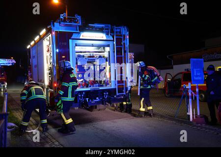 REKORDDATUM NICHT ANGEGEBEN Wilthen - Zimmerbrand ruft Feuerwehr auf den Plan 12.11.2024, 17:30 Uhr Wilthen, Dresdener Straße Fotograf: LausitzNews.de Uhr 12. November 2024 ertönten gegen 17:30 Uhr die Sirenen in und um Wilthen. Anlass war ein gemeldeter Schornsteinbrand, der schnell die Feuerwehr Wilthen auf den Plan rief. Aufgrund der Lage war entschieden, weitere Einsatzkräfte zu alarmieren, da zusätzlich ein Zimmerbrand festgestellt wurde. Ein Trupp der Feuerwehr ging zügig zur Brandbekämpfung über. Während der ersten Maßnahmen stellt man im ersten Obergeschoss fest, dass zwei Personen vermis Stockfoto