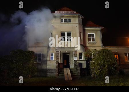 REKORDDATUM NICHT ANGEGEBEN Wilthen - Zimmerbrand ruft Feuerwehr auf den Plan 12.11.2024, 17:30 Uhr Wilthen, Dresdener Straße Fotograf: LausitzNews.de Uhr 12. November 2024 ertönten gegen 17:30 Uhr die Sirenen in und um Wilthen. Anlass war ein gemeldeter Schornsteinbrand, der schnell die Feuerwehr Wilthen auf den Plan rief. Aufgrund der Lage war entschieden, weitere Einsatzkräfte zu alarmieren, da zusätzlich ein Zimmerbrand festgestellt wurde. Ein Trupp der Feuerwehr ging zügig zur Brandbekämpfung über. Während der ersten Maßnahmen stellt man im ersten Obergeschoss fest, dass zwei Personen vermis Stockfoto