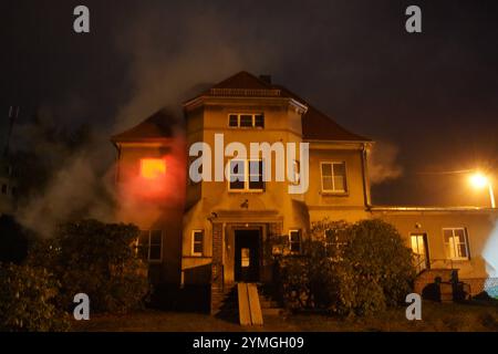 REKORDDATUM NICHT ANGEGEBEN Wilthen - Zimmerbrand ruft Feuerwehr auf den Plan 12.11.2024, 17:30 Uhr Wilthen, Dresdener Straße Fotograf: LausitzNews.de Uhr 12. November 2024 ertönten gegen 17:30 Uhr die Sirenen in und um Wilthen. Anlass war ein gemeldeter Schornsteinbrand, der schnell die Feuerwehr Wilthen auf den Plan rief. Aufgrund der Lage war entschieden, weitere Einsatzkräfte zu alarmieren, da zusätzlich ein Zimmerbrand festgestellt wurde. Ein Trupp der Feuerwehr ging zügig zur Brandbekämpfung über. Während der ersten Maßnahmen stellt man im ersten Obergeschoss fest, dass zwei Personen vermis Stockfoto