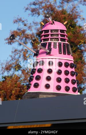 Eine rosa Nachbildung von Doctor Who Dalek Filmrequisite auf der Tankstelle der Inner Space Stationen an der Hull Road in York, North Yorkshire, Großbritannien Stockfoto