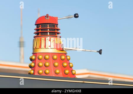 Eine von vielen Dr. Who Dalek Requisiten, die in der Tankstelle und Autowaschanlage im Weltraum an der Hull Road in York, North Yorkshire, Großbritannien, ausgestellt werden Stockfoto