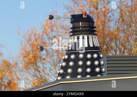 Eine von vielen Dr. Who Dalek Requisiten, die in der Tankstelle und Autowaschanlage im Weltraum an der Hull Road in York, North Yorkshire, Großbritannien, ausgestellt werden Stockfoto